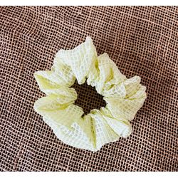 SCRUNCHIE - QUADRICULADA - COR AMARELA - CANDY COL... - MONOWI 