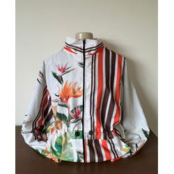PARKA ESTAMPADA - FLORAL - TONS DE LARANJA E VERDE... - MONOWI 