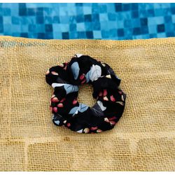 SCRUNCHIE - FLORAL - FUNDO COR PRETA - 0202040506 - MONOWI 