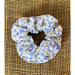 SCRUNCHIE - FLORAL - TONS DE ROXO E VERDE - 02444 - MONOWI 
