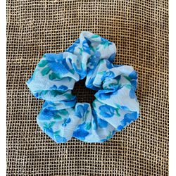 SCRUNCHIE - FLORAL - TONS DE AZUL E VERDE - 2020 - MONOWI 
