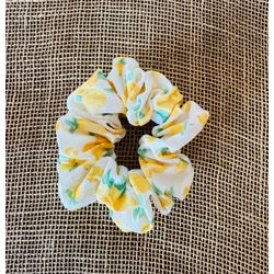 SCRUNCHIE - FLORAL - TONS DE AMARELO E VERDE - 20... - MONOWI 