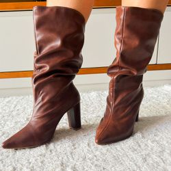 Bota Cano Médio Bico Fino Caramelo - 212905C - AMARI SHOES