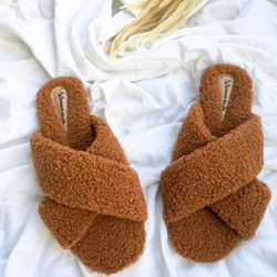 Rasteira Pelo Tedy Caramelo - 1221C - AMARI SHOES