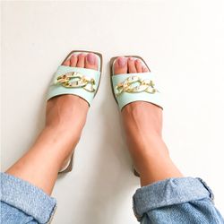 Sandália Rasteira Cris Alecrim - 260007AL - AMARI SHOES