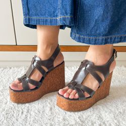 Sandália Anabela Recorte Café - 87006C - AMARI SHOES