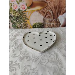 Prato Coração Branco Poá Bolas Pretas 18x2x18 cm -... - Nath Crivelaro