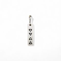 PINGENTE GEOMETRICO TRIANGULO PLACA RETANGULAR - New prata e cia
