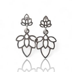 BRINCO FLOR DE LOTUS PENDURADO LISO - New prata e cia