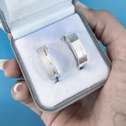 Par de Alianças Compromisso Prata Prata 6mm Quadra... - Nosso Sentimento