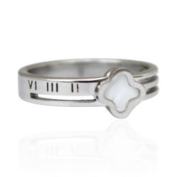 Anel Três Fios com Trevo Branco em Detalhe Romano ... - Kumbayá Joias