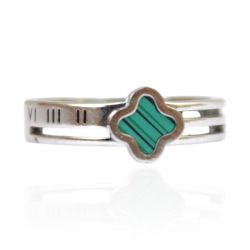 Anel Três Fios com Trevo Verde em Detalhe Romano S... - Kumbayá Joias