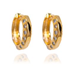 Brinco Argola com Zircônias Laterais Banho de Ouro... - Kumbayá Joias