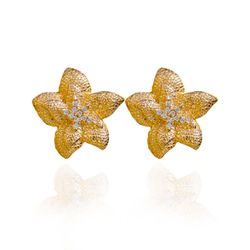 Brinco Flor Texturizada com Zircônias Banho de Our... - Kumbayá Joias