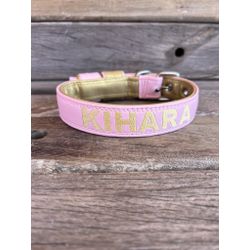 COLEIRA BABY PERSONALIZADA 3cm rosa bebê/dourado c... - PETSPACE