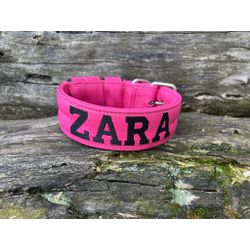 COLEIRA PERSONALIZADA 5cm pink com nome em preto -... - PETSPACE