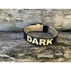 COLEIRA PERSONALIZADA 5cm preta/dourada com nome e... - PETSPACE