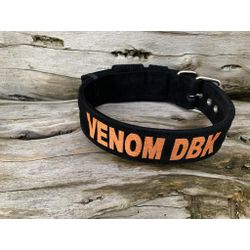 COLEIRA PERSONALIZADA 5cm camurça preto com nome e... - PETSPACE
