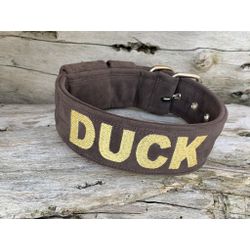 COLEIRA PERSONALIZADA 5cm camurça marrom com nome ... - PETSPACE