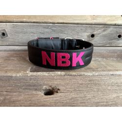 COLEIRA PERSONALIZADA 5cm preta com nome em pink -... - PETSPACE
