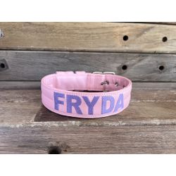 COLEIRA PERSONALIZADA 5cm rosa claro com nome em l... - PETSPACE