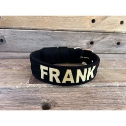 COLEIRA PERSONALIZADA 5cm camurça preto com nome e... - PETSPACE