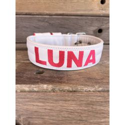 COLEIRA PERSONALIZADA 5cm branca com nome em verme... - PETSPACE