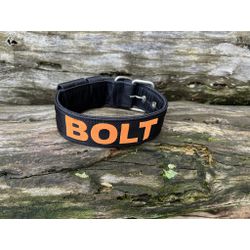 COLEIRA PERSONALIZADA 5cm preto com nome laranja -... - PETSPACE