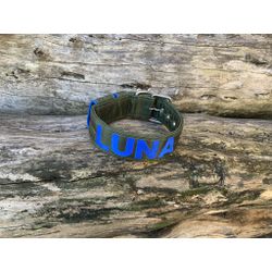 COLEIRA PERSONALIZADA 5cm militar com nome em azul... - PETSPACE
