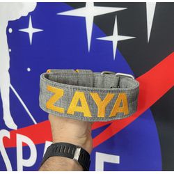 COLEIRA PERSONALIZADA 5cm cinza riscado com nome e... - PETSPACE