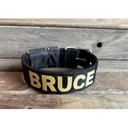COLEIRA PERSONALIZADA 5cm preta com nome em dourad... - PETSPACE