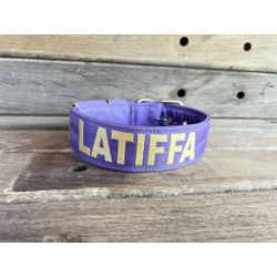 COLEIRA PERSONALIZADA 5cm lilás com nome em dourad... - PETSPACE