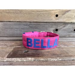 COLEIRA PERSONALIZADA 5cm rosa com nome em azul bi... - PETSPACE