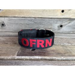 COLEIRA PERSONALIZADA 5cm preta com nome em vermel... - PETSPACE