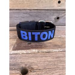 COLEIRA PERSONALIZADA 5cm preta com nome em azul b... - PETSPACE
