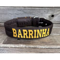 COLEIRA PERSONALIZADA 5cm marrom com nome em amare... - PETSPACE