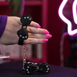 Algema Laço Com Corrente e Fivelas - Quero Vibrar