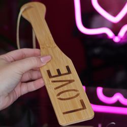 Palmatória - Formato De Madeira - Love - Tamanho 32,0 Cm - Quero Vibrar