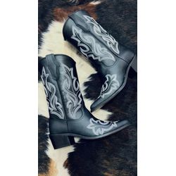 Bota Texana Savanah Black - bico fino - couro legí... - REALEZA COUNTRY