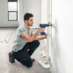 Parafusadeira e Furadeira de Impacto GSB 180-LI 18V, c/ 1 Bateria 2,0Ah, Carregador BIVOLT e Kit de Acessórios em Maleta - Bosch