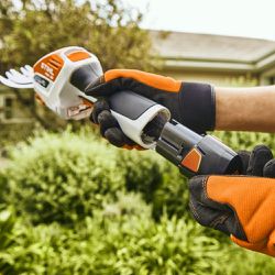 Podador de Arbustos Com Bateria e Carregador HSA 26 - 127V (HA03-011-3509) - Stihl
