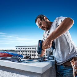 Parafusadeira Furadeira Bosch GSR 1000 Smart 12V 32 bits e maleta