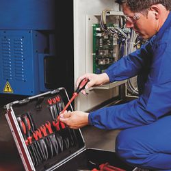 Chave de Fenda Ponta Chata Isolada IEC 60900 - 5 x 100mm (44315/021) - Tramontina Pro