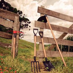 Pá Quadrada em Aço Com Cabo de Madeira 71cm (77464/434) - Tramontina