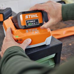 Carregador Rápido de Bateria AL 301 - 127V (EA09-430-5509) - Stihl