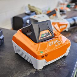 Carregador Rápido de Bateria AL 301 - 127V (EA09-430-5509) - Stihl