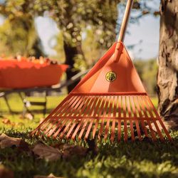 Vassoura Plástica Laranja 22 Dentes com Cabo de Madeira 120cm (77850/721) - Tramontina 