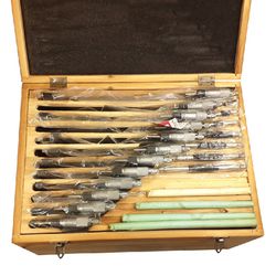 Jogo com 12 Micrômetros Externos Analógicos Arco Ferro 0 a 300mm 2,0012 ZAAS