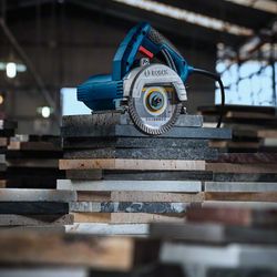 Serra Mármore a úmido Bosch GDC 151 TITAN 1500W 220V, com Kit de refrigeração e 2 Discos