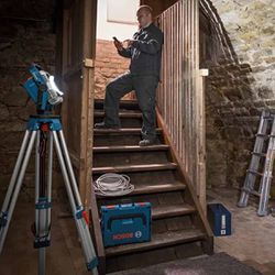 Refletor Com 2 Baterias e Carregador + Bolsa (GLI 18V-2200 C) - Bosch